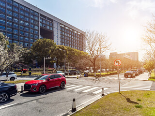 Capturing Urban Life: A Vibrant City Intersection with Modern Architecture