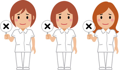 不正解の札を上げる白い制服の女性看護師