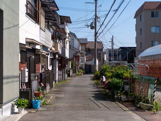古い住宅密集地と路地の風景
