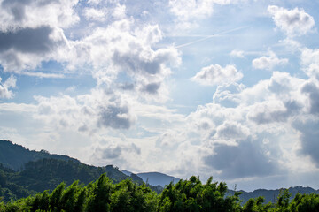 山の上に広がる雲