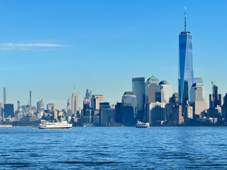 Obraz premium Manhattan buildings and an island ferry. From Ellis island.
