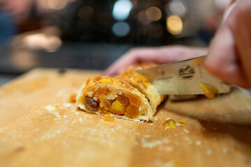 Classic Apple Strudel – Traditional Austrian Dessert with Flaky Pastry