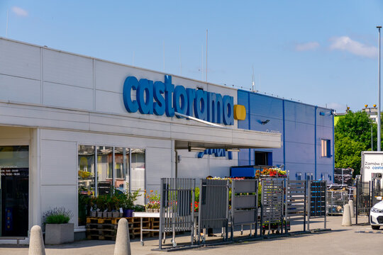 Castorama Storefront with Large Website Address Sign
