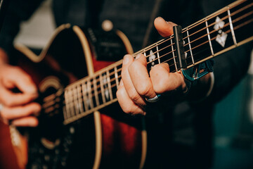 Close Up von der Hand eines Blues Gitarristen, die einen Akkord greift