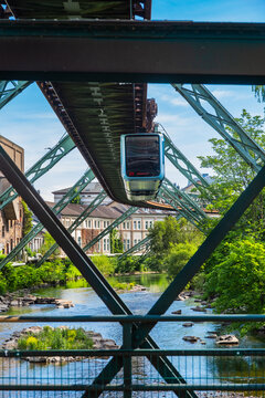 Die Wuppertaler Schwebebahn f&auml;hrt durch ein historisches Stadtviertel in der N&auml;he der Haltestelle Pestalozzistra&szlig;e in Wuppertal, Deutschland