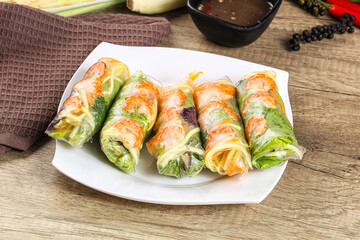 Vietnamese spring roll with prawn and mango