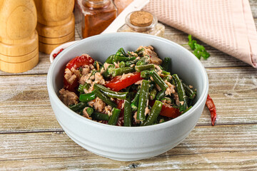 Salad with canned tuna and beans