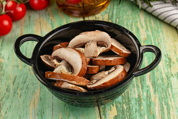 Sliced raw brown royal champignon