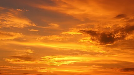 Obraz premium Golden Sky Just Before Sunset With Soft Clouds Creating Warm