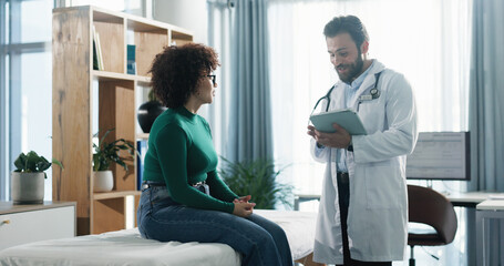 Obraz premium Tablet, consultation and woman with doctor in clinic for healthcare records with treatment plan. Digital technology, checkup and medical worker with patient for research on diagnosis in hospital.