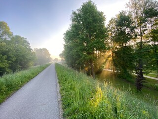 Nowy Sącz Euro Velo, ścieżka rowerowa, wiosenny wschód słońca. © Maciej G. Szling