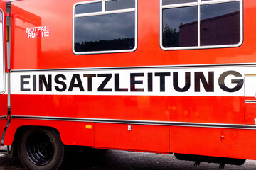 Das Wort Einsatzleitung auf einem deutschen Feuerwehrfahrzeug in dem der Ablauf eines Einsatzes koordiniert wird