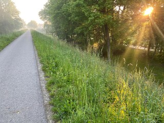 Nowy Sącz Euro Velo, ścieżka rowerowa, wiosenny wschód słońca.