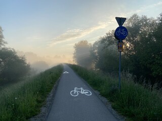 Nowy Sącz Euro Velo, ścieżka rowerowa, wiosenny wschód słońca.