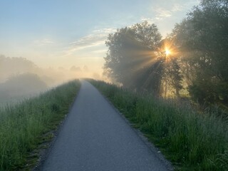 Nowy Sącz Euro Velo, ścieżka rowerowa, wiosenny wschód słońca. © Maciej G. Szling