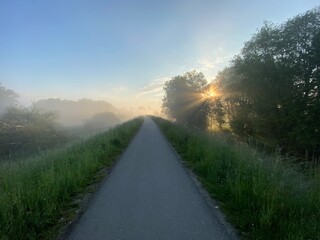 Nowy Sącz Euro Velo, ścieżka rowerowa, wiosenny wschód słońca.