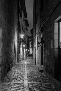 Fototapeta Une rue médiévale de Fontarrabie au pays basque espagnol. Monochrome