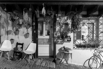 Une façade de maison à Fontarrabie. Monochrome