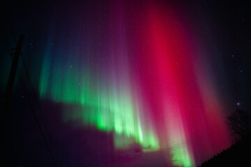 ノルウェー・トロムソの夜空に輝く幻想的なオーロラ