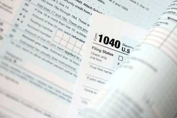 Obraz premium 1040 US individual income tax return form blank close up. Few pages of united states tax blank. Concept of taxpaying and accounting in United States