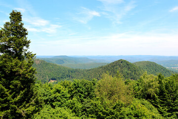 Aussicht von der Wegelnburg bei Schönau, der höchstgelegenen Burg der Pfalz, an der deutsch-französischen Grenze, in den Pfälzer Wald. Aussicht vom Premium-Wanderweg Deutsch-Französischer Burgenweg. 