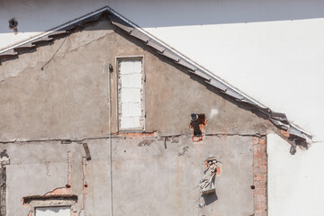 Brandmauer mit Dach und  Dachgiebel, Abbruchhaus