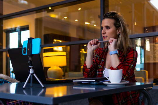 Influencer creating engaging content for social media followers in cafe