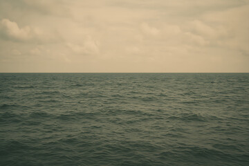 Obraz premium Ocean Horizon Under a Grey Sky