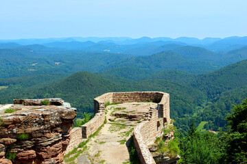 Aussicht von der Wegelnburg bei Schönau, der höchstgelegenen Burg der Pfalz, an der deutsch-französischen Grenze, in den Pfälzer Wald. Aussicht vom Premium-Wanderweg Deutsch-Französischer Burgenweg.