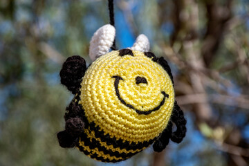 Abeja en el campo sonriente echa a mano de ganchillo
