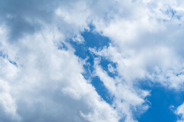 6月の空　昼の青空に白い雲04