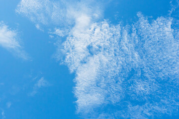 6月の空　昼の青空に白い雲23