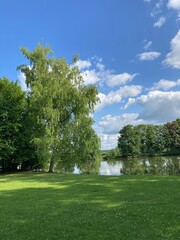 Promenade autour du plan d'eau de la Samaritaine à Buzancy en France