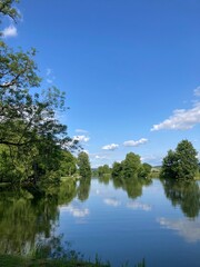 Promenade autour du plan d'eau de la Samaritaine à Buzancy en France