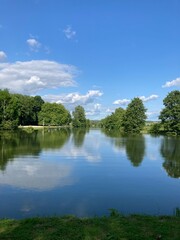 Promenade autour du plan d'eau de la Samaritaine à Buzancy en France