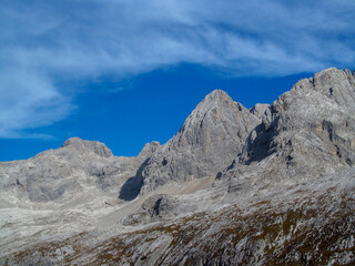 Obraz premium Tre Cime di Lavaredo Dolomites classic landscape view. Famous mountain summits of the Alps. Dolomiti Alps beautiful landscape with blue sky in summer. Hiking and trekking in the Dolomite Alps de Sesto