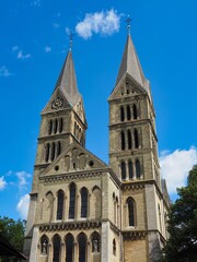 Munsterkerk Kirche im spätromanischen Stil mit zwei hohen Türmen in Roermond Niederlande