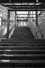Treppe zu einer Unterführung in Roermond in den Niederlanden in schwarz-weiß