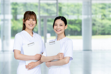 看護師の若い女性スタッフ