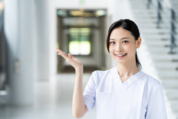 病院で働く看護師の女性