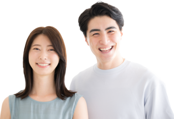 夏服のカップルのカメラ目線の笑顔のクローズアップ　背景透明のpng　合成素材