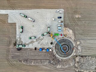 Luftbild der Erstellung des Fundaments einer Windkraftanlage mit Betonmischern und Betonpumpen, Windrad, Windenergie, Stahlbeton, Baustelle, Energiewende, WEA