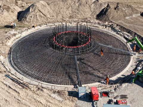 Luftbild der Stahlkonstruktion eines Fundaments einer Windkraftanlage, Windrad, Windenergie, Stahlbeton, Baustelle, Energiewende, WEA