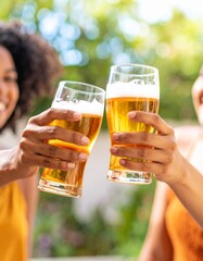 Un brindis entre amigos con vasos de cerveza durante una celebración. Fiesta, alcohol, amistad, alegría