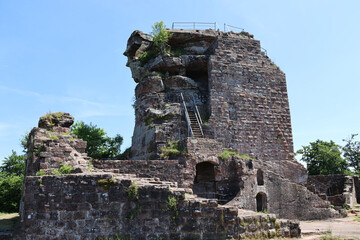 Die Hohenburg (Hohenbourg) in den nördlichen Vogesen in Frankreich an der Grenze zum Pfälzer Wald. Aussicht vom Premium-Wanderweg Deutsch-Französischer Burgenweg. 