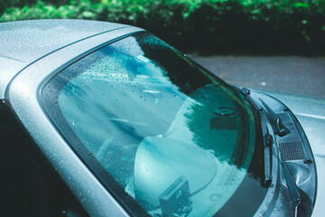 雨が降った車のフロントガラス