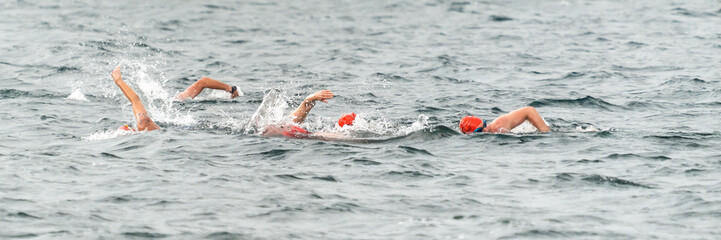 Sportler bei einem Schwimmwettbewerb in einem See