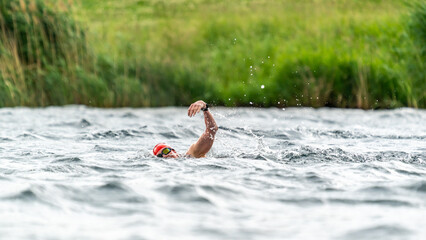 Sportler bei einem Schwimmwettbewerb in einem See