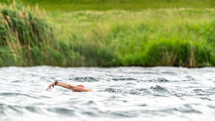 Sportler bei einem Schwimmwettbewerb in einem See