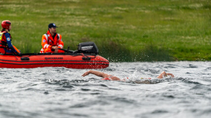 Sportler bei einem Schwimmwettbewerb in einem See